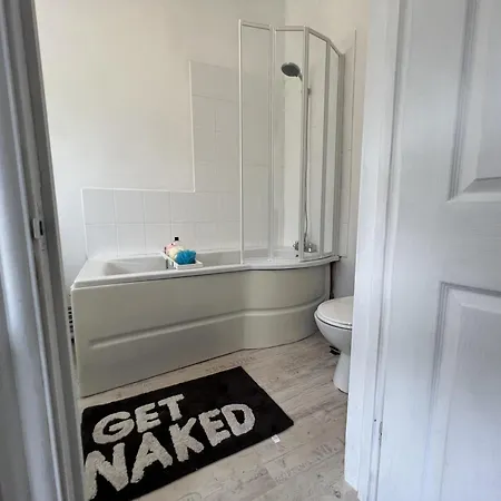 - 4 Beds - Sleeps 7 - For Groups - Garden