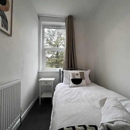 Nyaraló - 4 Beds - Sleeps 7 - For Groups - Garden Bristol