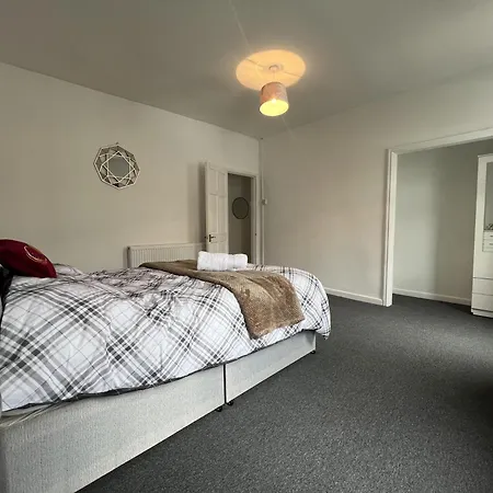 Nyaraló - 4 Beds - Sleeps 7 - For Groups - Garden