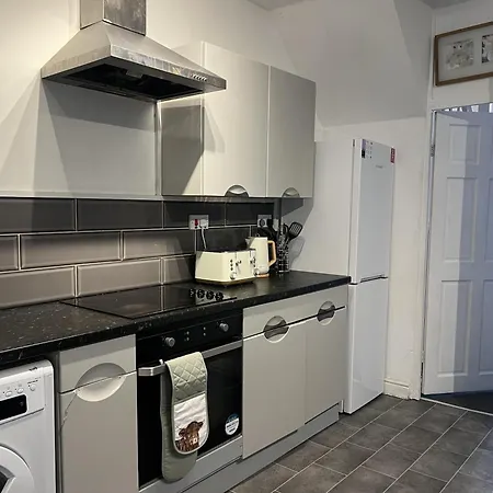 - 4 Beds - Sleeps 7 - For Groups - Garden