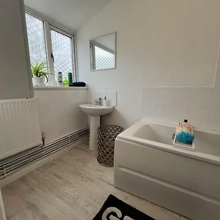 - 4 Beds - Sleeps 7 - For Groups - Garden Bristol