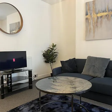 - 4 Beds - Sleeps 7 - For Groups - Garden *
