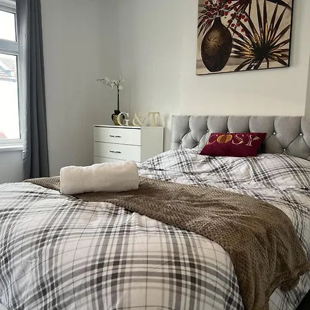 - 4 Beds - Sleeps 7 - For Groups - Garden Будинок відпочинку *