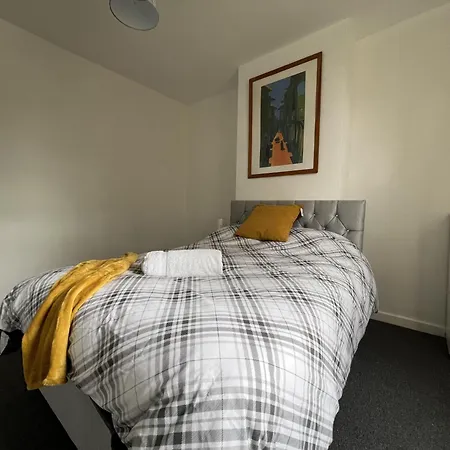 - 4 Beds - Sleeps 7 - For Groups - Garden Vakantiehuis Bristol