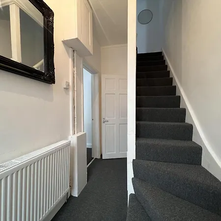 - 4 Beds - Sleeps 7 - For Groups - Garden *