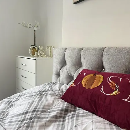 Будинок відпочинку - 4 Beds - Sleeps 7 - For Groups - Garden *