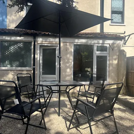 - 4 Beds - Sleeps 7 - For Groups - Garden